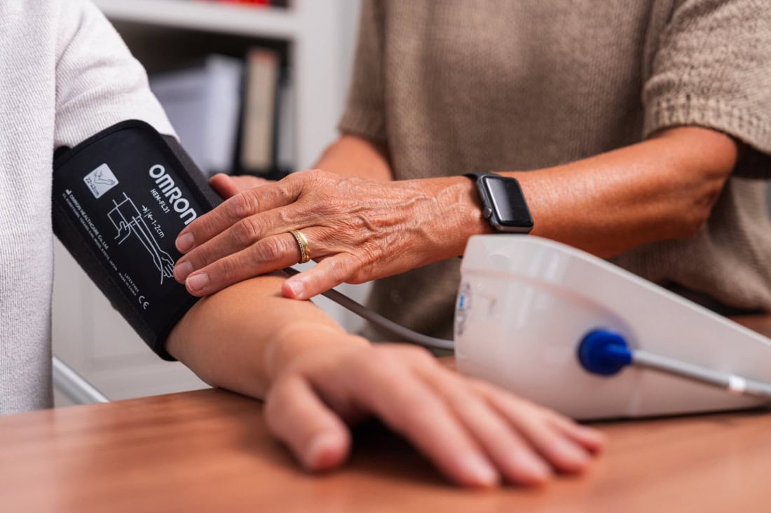 Measuring home blood pressure with a digital blood pressure monitor, home healthcare.