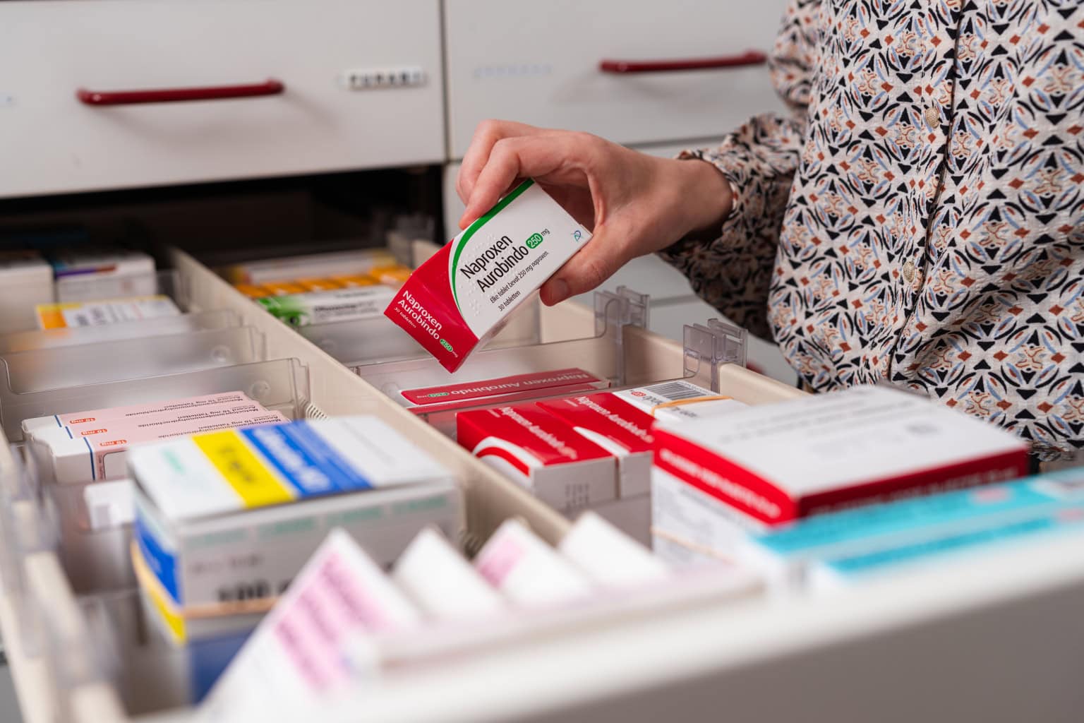 Ziekenhuisapotheek met medicatie en pillen in medicijnkastje, medische voorraad, gezondheidszorg.